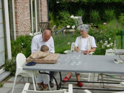 Met de oma en opa van Alexander.
Keywords: Iain tuin Albertine 2002