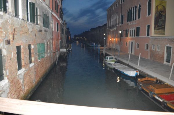 Om een rustige foto te nemen, moet je 's avonds op pad gaan.
Keywords: Venetië