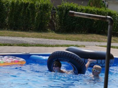 Fun in the pool.
Keywords: Dante Somerling Cosmo De Rouck zwembad Nagydobsza vakantie 2015