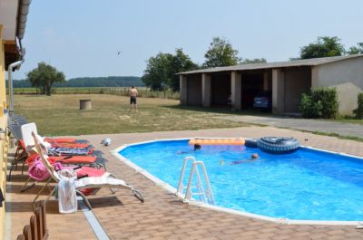 Zalig vliegen bij het zwembad.
Keywords: Stefaan Somerling vliegen tuin Nagydobsza vakantie 2015 Hongarije