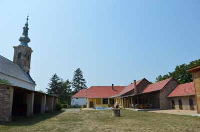 Een overzicht van het huisje met de naastliggende kerk.
Keywords: Nagydobsza vakantie 2015 Hongarije kerk