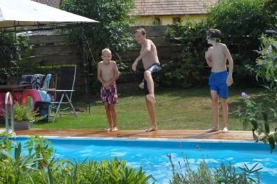 Iain geeft nog even instructies
Keywords: Iain Dante Somerling Remco De Rouck zwembad Sandra Floor vakantie Nagydobsza 2015
