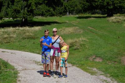 De mama met haar twee zonen.
Keywords: Ines Feyaerts Iain Dante Somerling vakantie Schermoos Italië 2015
